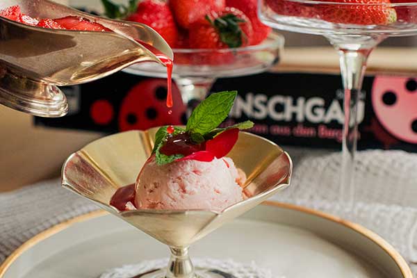 Gelato e salsa di fragole della Val Martello