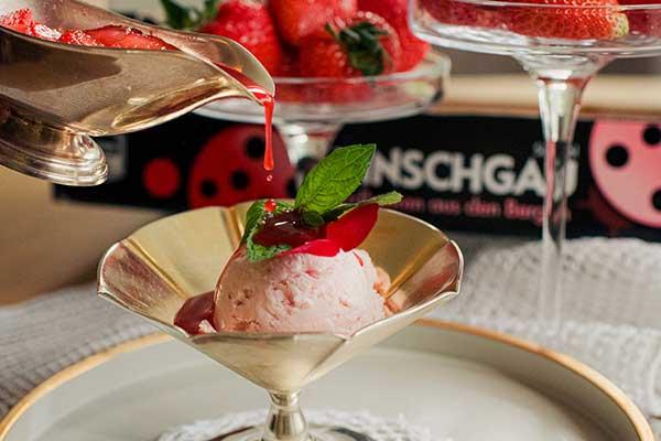 Gelato e salsa di fragole della Val Martello